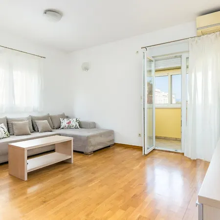 Apartman With Parking Space - 24252 *
