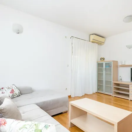 With Parking Space - 24252 스플리트